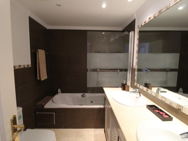 3 Bedrooms Townhouse in Benahavís