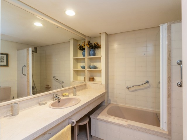 4 Bedrooms Apartment in Marbella