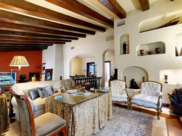 7 Bedrooms Villa in Calahonda