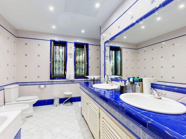 7 Bedrooms Villa in Calahonda