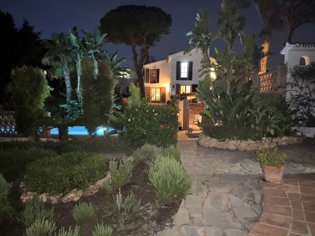 7 Bedrooms Villa in Elviria