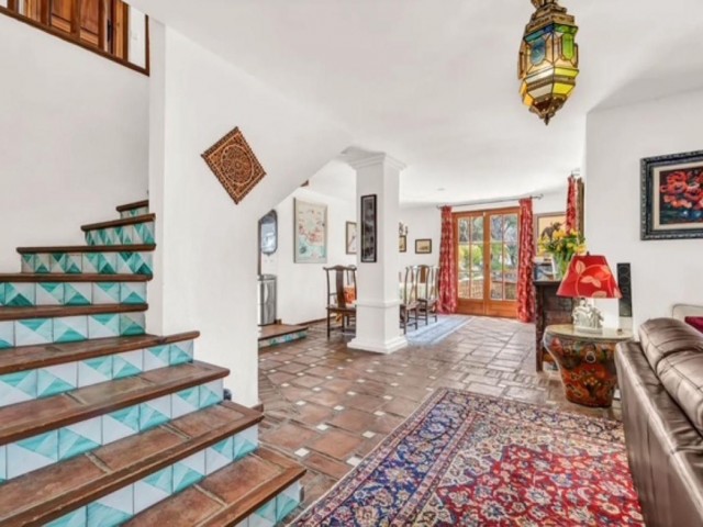 7 Bedrooms Villa in Elviria