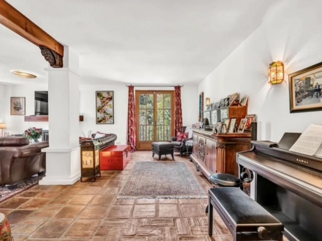 7 Bedrooms Villa in Elviria