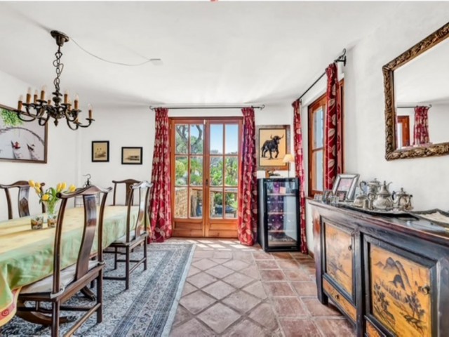 7 Bedrooms Villa in Elviria