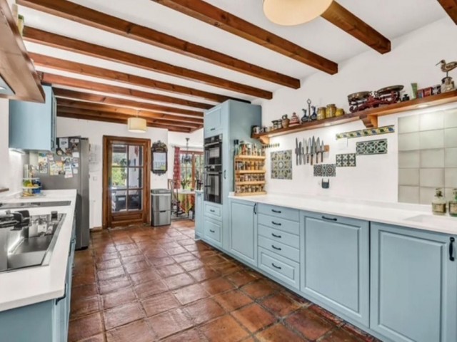 7 Bedrooms Villa in Elviria