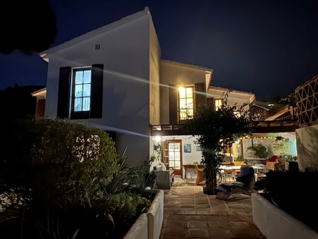 7 Bedrooms Villa in Elviria