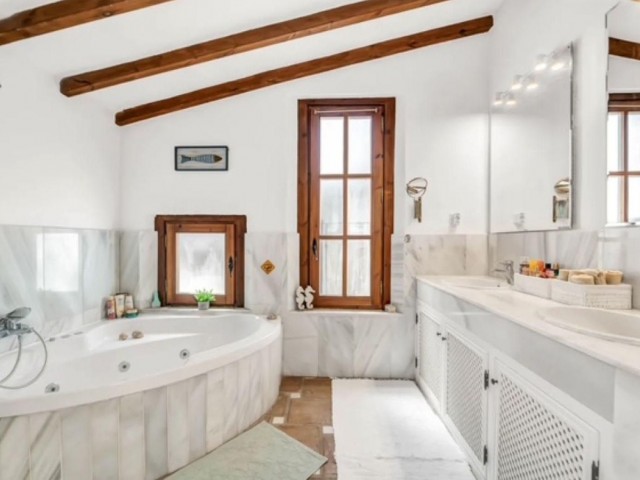 7 Bedrooms Villa in Elviria