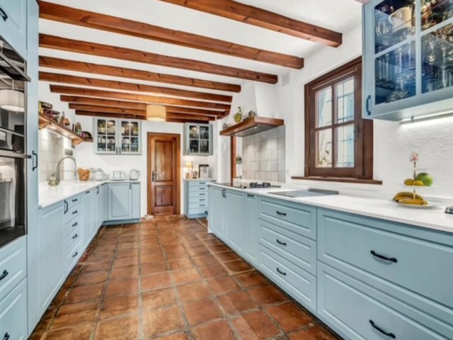 Villa avec 7 Chambres  à Elviria