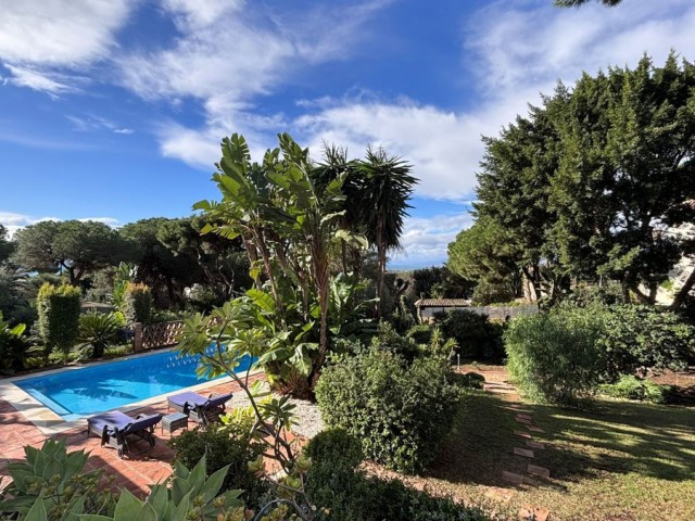 7 Bedrooms Villa in Elviria