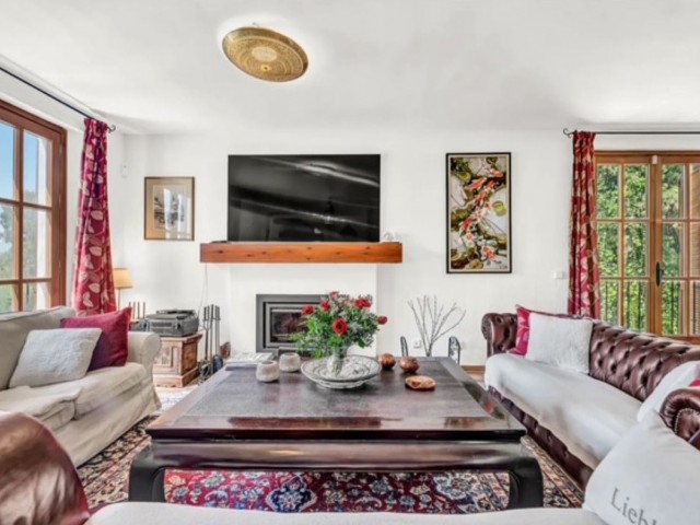 7 Bedrooms Villa in Elviria