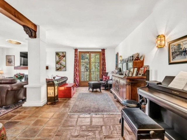 7 Bedrooms Villa in Elviria