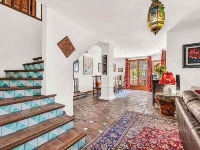 7 Bedrooms Villa in Elviria