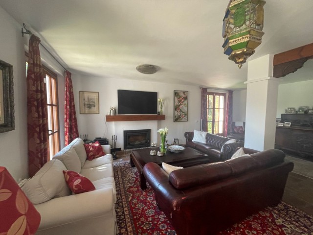 7 Bedrooms Villa in Elviria