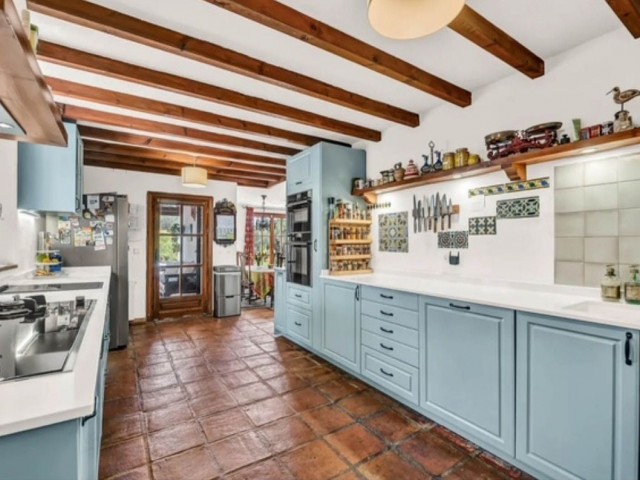 7 Bedrooms Villa in Elviria