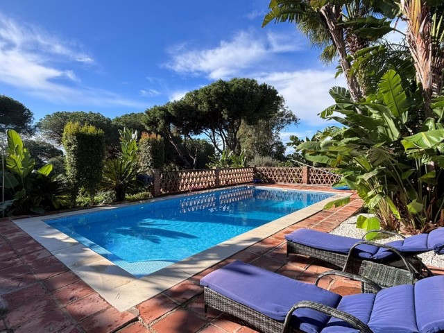 7 Bedrooms Villa in Elviria