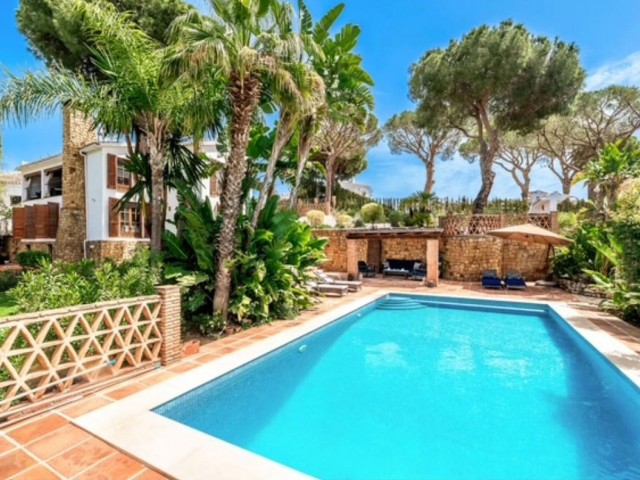 7 Bedrooms Villa in Elviria