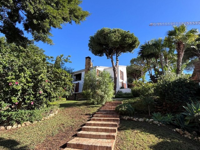 7 Bedrooms Villa in Elviria