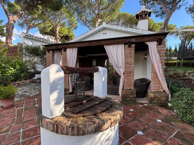 7 Bedrooms Villa in Elviria