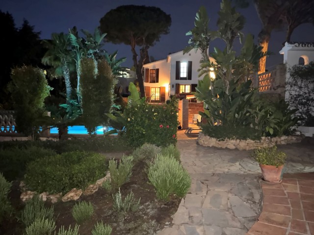 7 Bedrooms Villa in Elviria