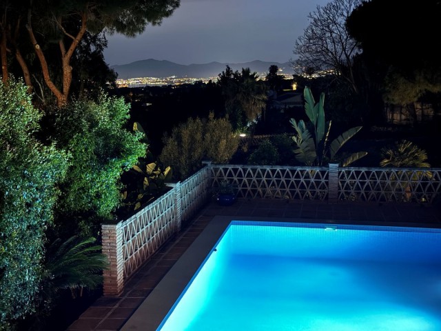 7 Bedrooms Villa in Elviria