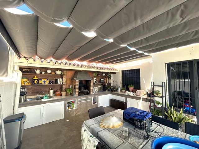 Villa con 4 Dormitorios  en Calahonda