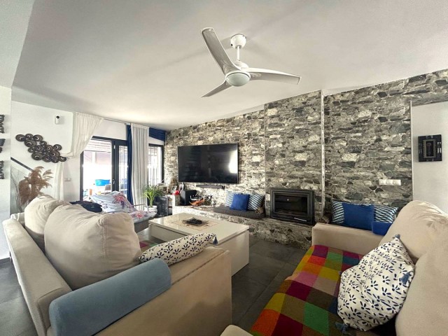 Villa avec 4 Chambres  à Calahonda