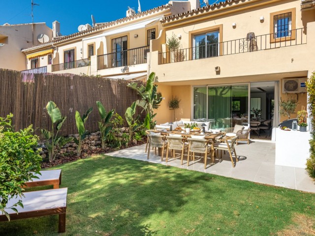 4 Bedrooms Townhouse in Nueva Andalucía