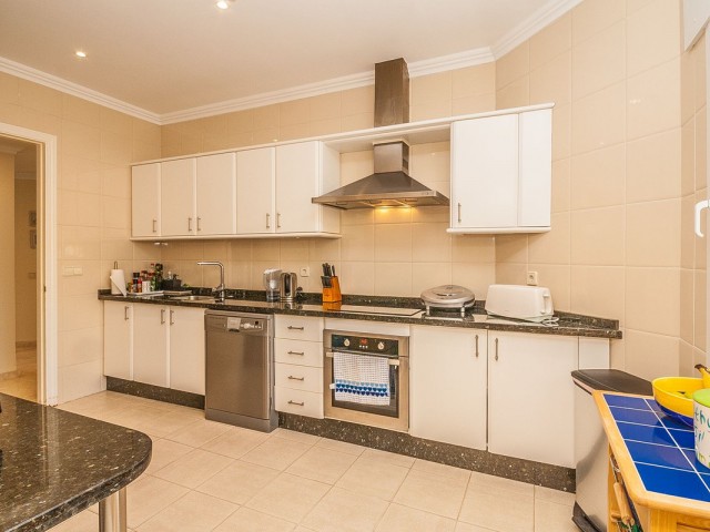 Apartamento con 3 Dormitorios  en Elviria