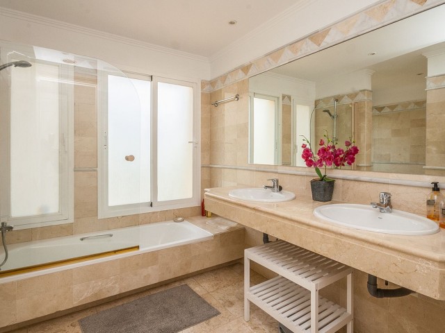 Apartamento con 3 Dormitorios  en Elviria