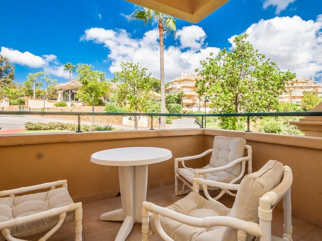 Apartamento con 3 Dormitorios  en Elviria