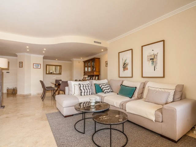 Apartamento con 3 Dormitorios  en Elviria