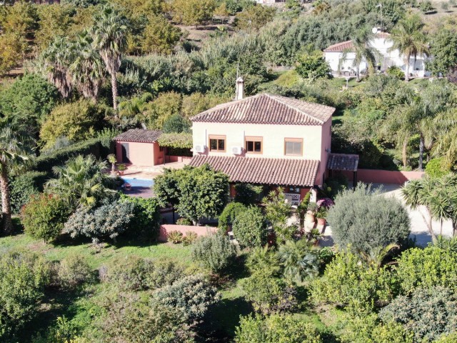 4 Bedrooms Villa in Estepona