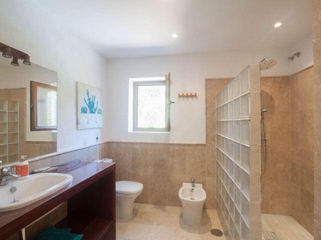 4 Bedrooms Villa in Estepona