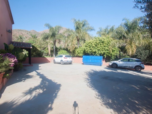 4 Bedrooms Villa in Estepona