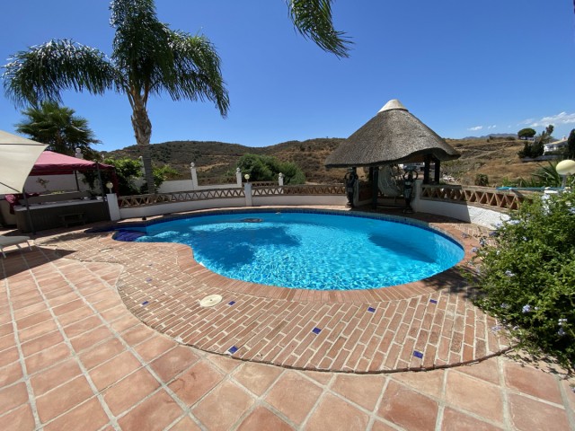 Villa con 4 Dormitorios  en Cerros del Aguila