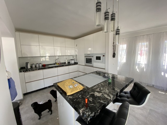 Villa con 4 Dormitorios  en Cerros del Aguila