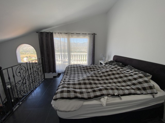 Villa con 4 Dormitorios  en Cerros del Aguila