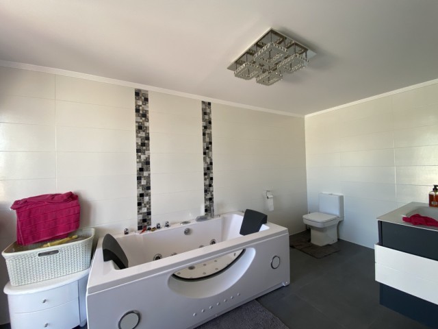 Villa con 4 Dormitorios  en Cerros del Aguila