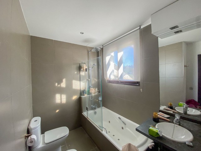 5 Bedrooms Villa in Estepona