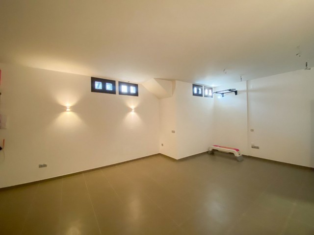 5 Bedrooms Villa in Estepona