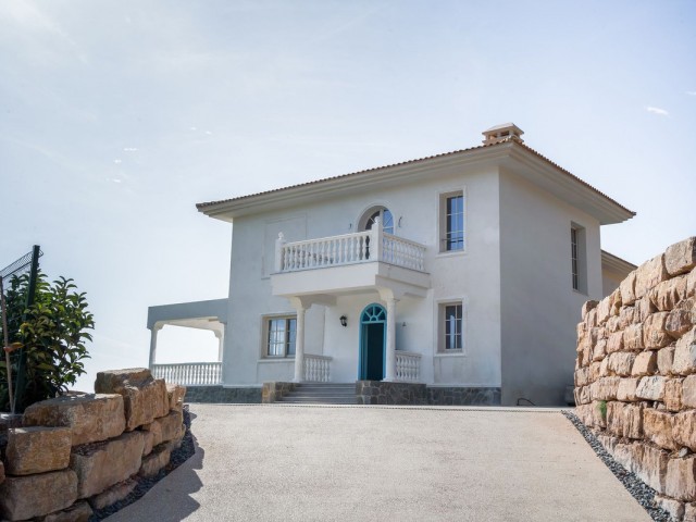 6 Bedrooms Villa in Benahavís