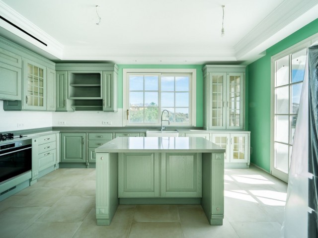 6 Bedrooms Villa in Benahavís