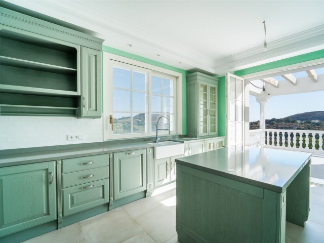 6 Bedrooms Villa in Benahavís