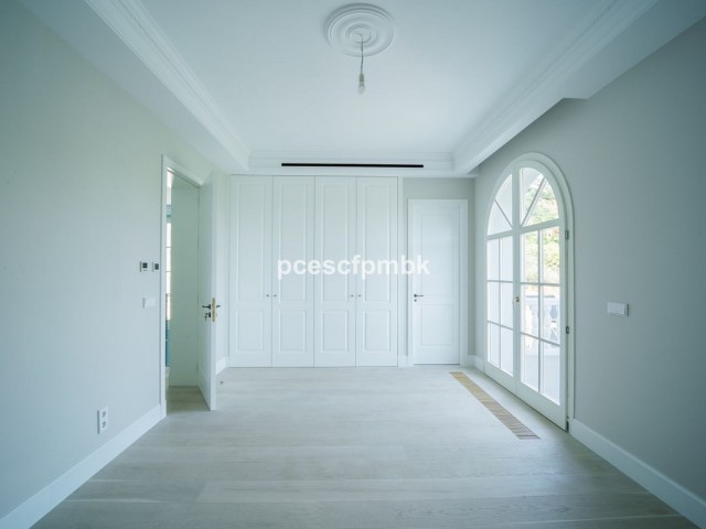 6 Bedrooms Villa in Benahavís