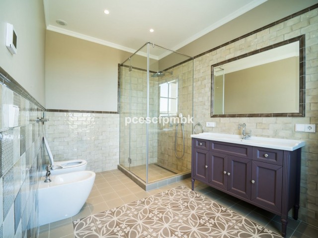 6 Bedrooms Villa in Benahavís