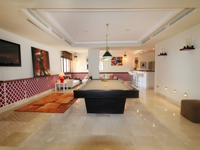 5 Bedrooms Villa in Benahavís