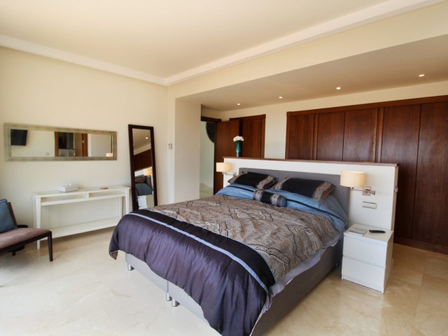 5 Bedrooms Villa in Benahavís