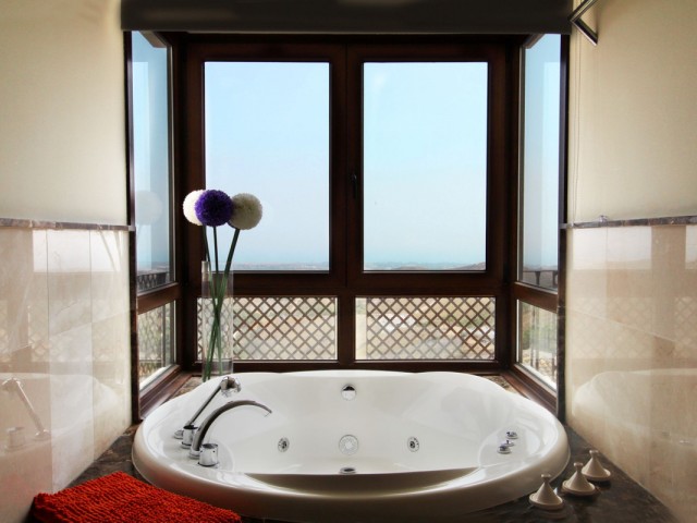 5 Bedrooms Villa in Benahavís