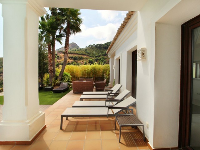 5 Bedrooms Villa in Benahavís