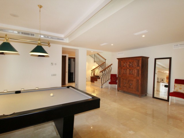 5 Bedrooms Villa in Benahavís